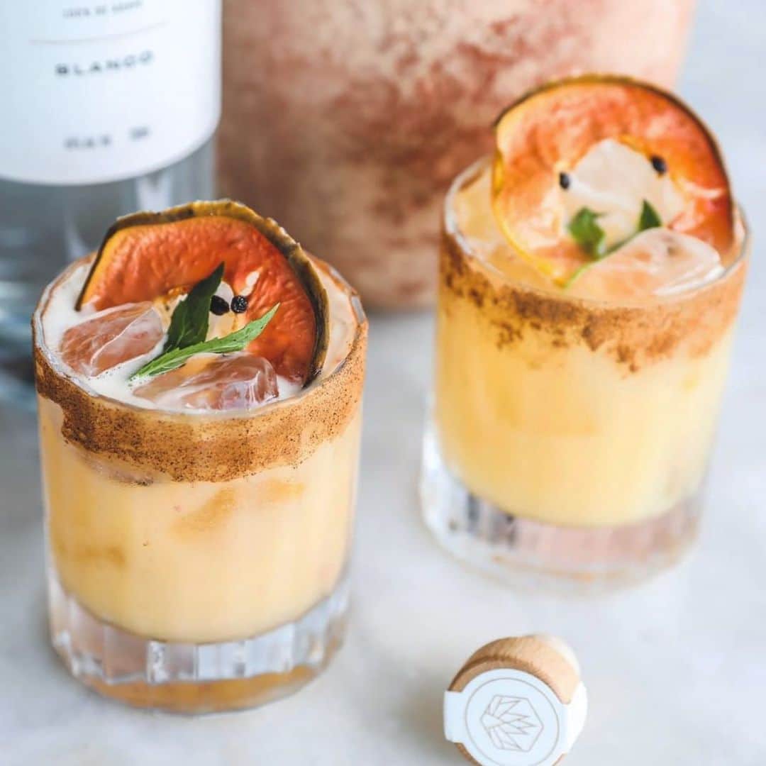 ジェニファー・ホーキンスのインスタグラム：「One for the weekend! Yesss👌🏽 Sesión Papaya Mule  30ml @sesiontequila Blanco⁠ 10ml Tripple Sec⁠ 2 tsp Papaya Curd⁠ Shake & strain over ice.  @danmurphys」