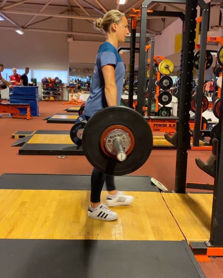 セレーナ・ピークのインスタグラム：「Hang cleans ✅ #weights #RoadToTokyo #almostweekend #traininghard 🎥 @teun.thomassen」