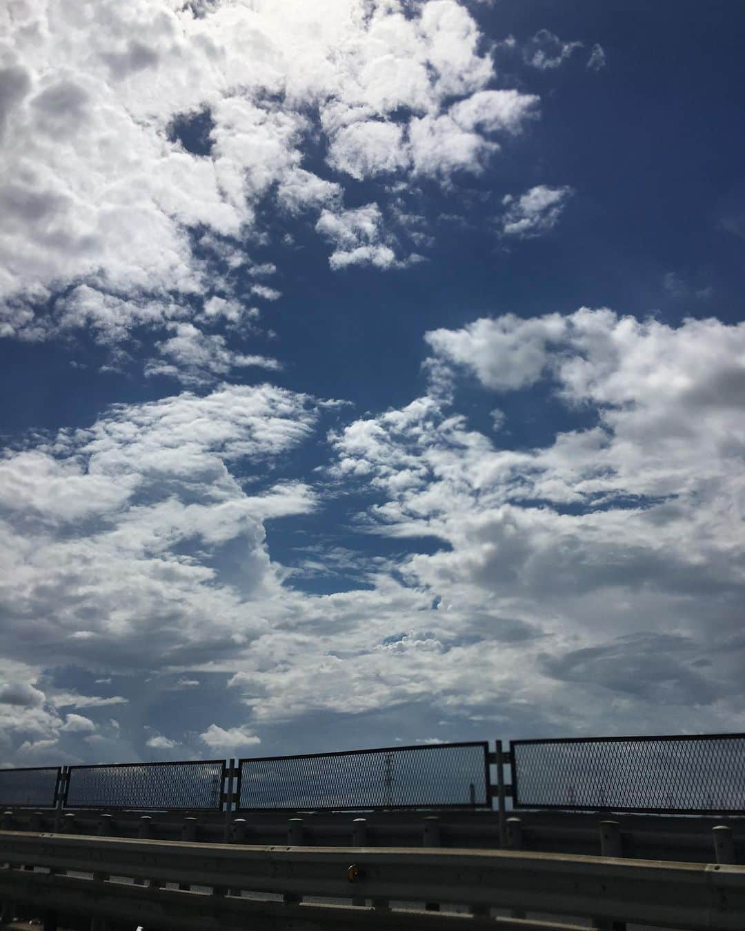 田代未来のインスタグラム：「. . 久々の投稿🙏🙏 . . 数年前の記憶に残る空の写真🌈 . と . 昨日の様々な感染予防を徹底して行ってもらった体力測定の懸垂をチラッと🙏 身体が重く、最後らへん大変なことになってます。。 これからもっと精進します💪💪  #4年前の今頃 #今でもお世話になってるお2人と @mika___smile  @genta0729  #空 #綺麗だった〜〜 #懸垂 #反動禁止 #顎は棒を越える #chinup」