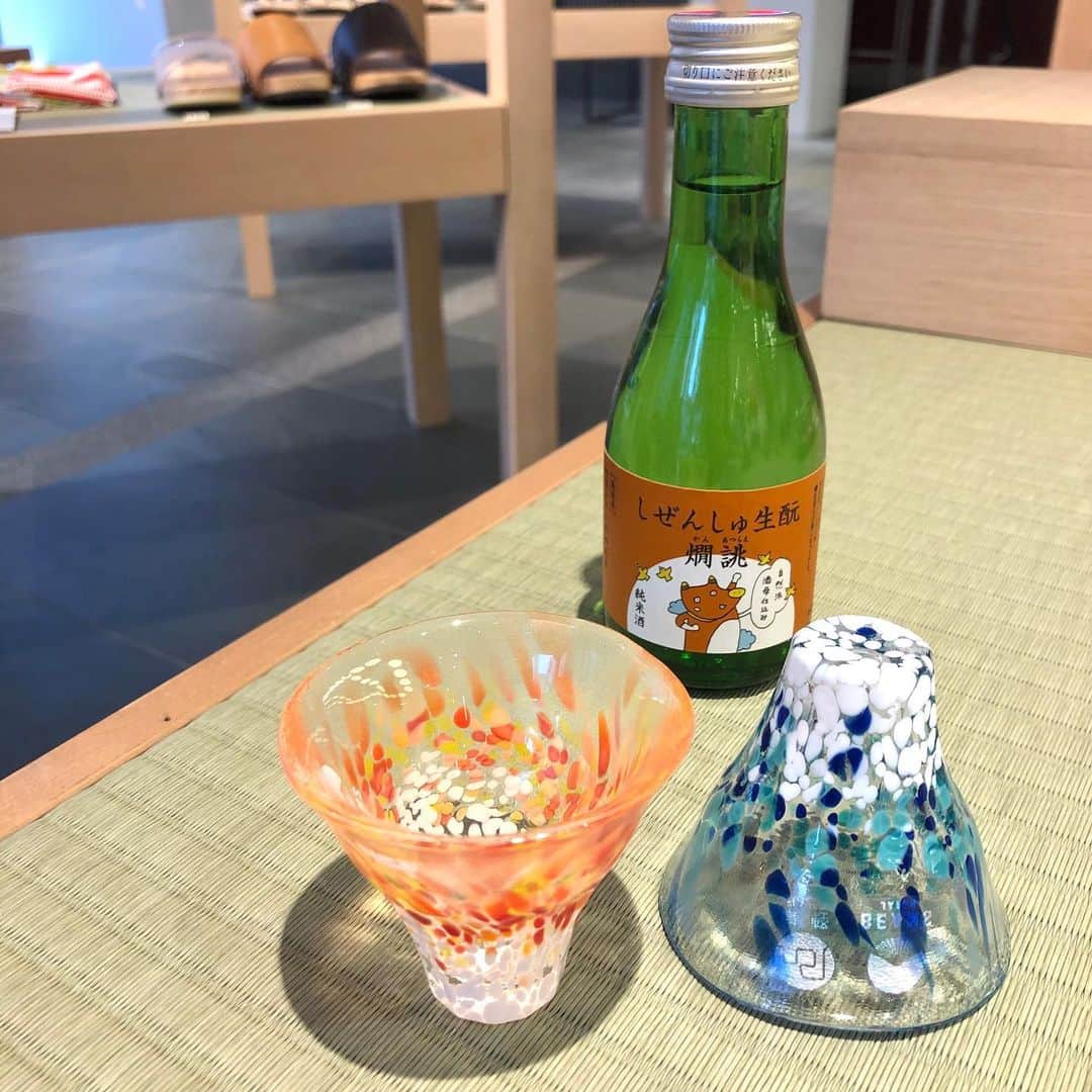 BEAMS JAPANさんのインスタグラム写真 - (BEAMS JAPANInstagram)「＜北洋硝子 × BEAMS JAPAN 別注＞ 1949年創業「津軽びいどろ」をつくる硝子工房。長年の製造で培われた技術と、美しいデザインが目を引きます。 ・ 盃、グラスは赤富士と青富士をイメージしています。 オーナメントは裏側にサンドブラストでBEAMS JAPANのロゴが入っているのがポイントです。  BEAMS JAPAN 1F ☎︎ 03-5368-7314 #beams  #beamsjapan  #beamsjapan1st  #ビームスジャパン #新宿 #新宿三丁目 #日本製 #madeinjapan #びいどろ #津軽びいどろ #富士 #青富士 #赤富士 #盃 #グラス #北洋硝子 #別注」7月10日 18時26分 - beams_japan