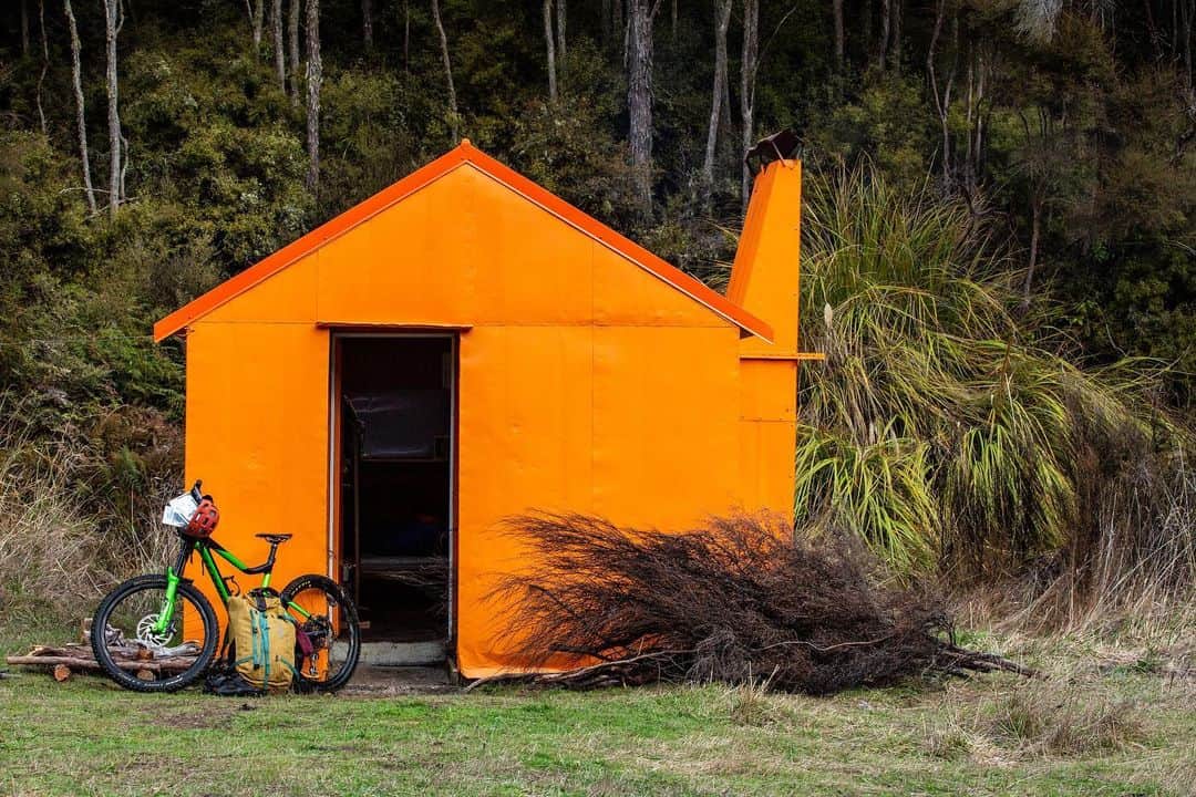 マイケル・ドーソンさんのインスタグラム写真 - (マイケル・ドーソンInstagram)「This is the house that Jack built 👊🏽  One of the greatest things about New Zealand’s incredible wilderness is the countless D.O.C huts that are scattered jn some of the raddest parts of the country. Simple living - Shelter, Fire and a Bunk. 🙏🏻🙏🏽🙏🏻 Thanks @docgovtnz for making enjoying our backyard so much more accessible.   #adventure #nzmustdo #exploreyourworld #nature」7月10日 18時38分 - mrmikedawson