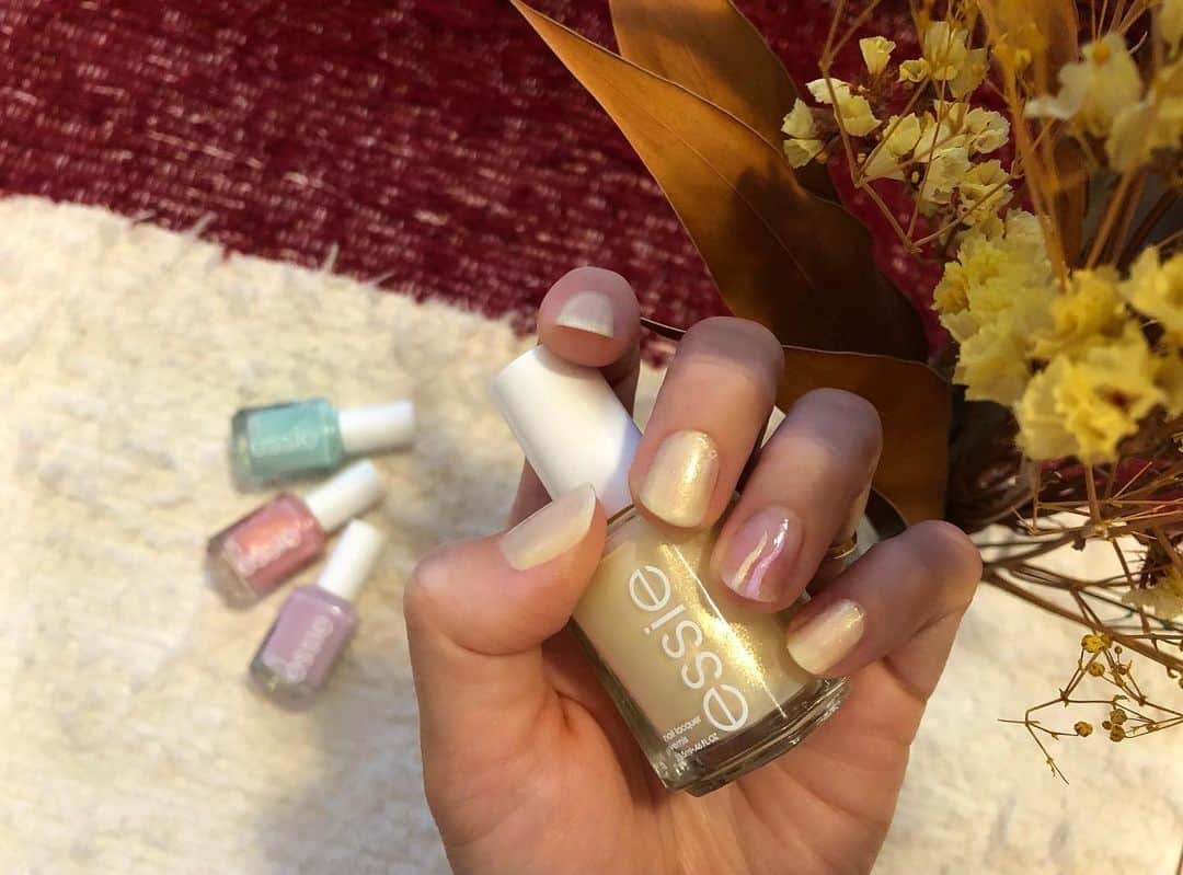 ステファニーさんのインスタグラム写真 - (ステファニーInstagram)「💅💐💕 セルフネイルが多い私の最近のネイル。 エッシーの新作で夏ネイルです♡ 綺麗な発色だけど爪に優しい処方なのが、嬉しいよね☺︎ そんなにセルフネイルが得意なわけじゃない私でも、 とっても塗りやすかった！ セルフ派の人も、なかなかネイルに行く時間がない人にもオススメだよっ。 Amazonでも買えるから見てみてね♡ ※ちなみに私が使ったのは メインのキラキラしたカラーが756番の サニービジネス、デザインでラインを引いたのが マットで淡いカラーが可愛い305番の ユーヴゴット ミフェデッドです！ 他のカラーも可愛いよ♡ #love #nails #selfnail #essie #pr #ネイル #セルフネイル #ネイルポリッシュ #エッシー」7月10日 18時43分 - steph_0928_