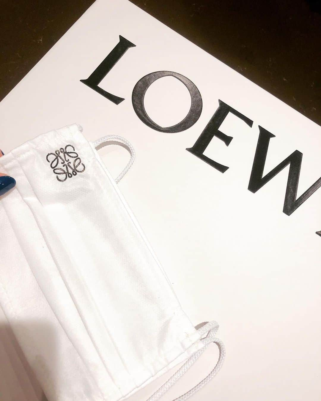 ダレノガレ明美さんのインスタグラム写真 - (ダレノガレ明美Instagram)「@loewe  海外から取り寄せしてたのがきたんだけど、、 マスク付き💋 優しい心ずかいに感謝…🦋 しかも可愛い」7月10日 18時50分 - darenogare.akemi