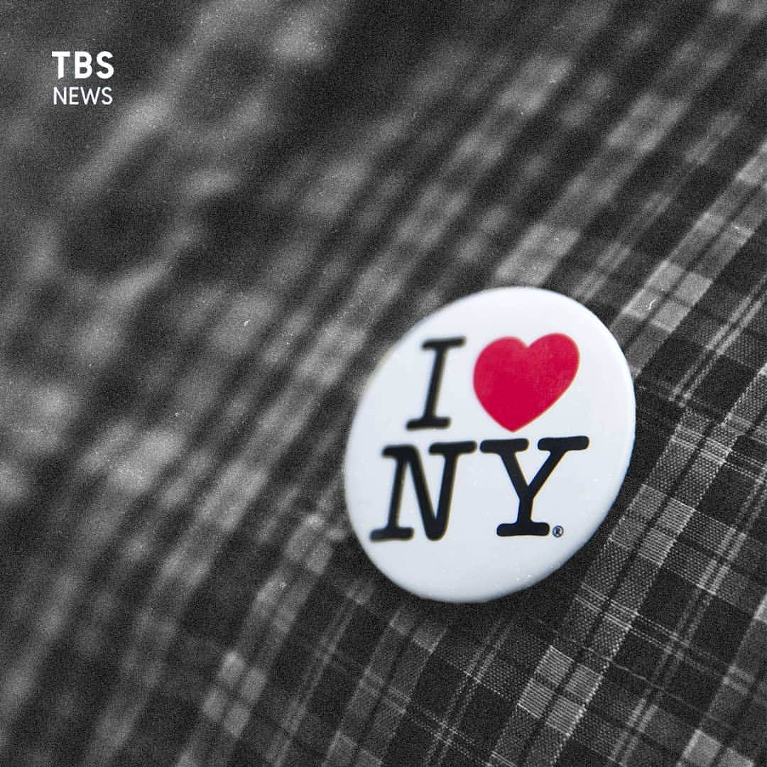 TBS NEWSさんのインスタグラム写真 - (TBS NEWSInstagram)「「I❤️NY」のデザイナーが死去  ニューヨークのシンボルとなっている「アイ・ラブ・ニューヨーク」のロゴを手がけたグラフィックデザイナー、ミルトン・グレイザーさんが91歳で亡くなった  1977年、不況と治安の悪化に苦しむニューヨーク州が観光客誘致のために行ったキャンペーン  そこでグレイザーさんが生み出した「アイ・ラブ・ニューヨーク」ロゴは、ニューヨークの象徴的な存在に  アメリカ同時多発テロ事件の直後には、消防士がこのロゴをヘルメットにつけている姿が見られた  2009年には当時のオバマ大統領から、芸術分野で活躍した個人に政府から贈られる最高栄誉「アメリカ芸術勲章」を、グラフィックデザイナーとして初めて授与された  #ニューヨーク #グラフィックデザイナー #ilovenewyork」7月10日 18時57分 - tbsnews_insta