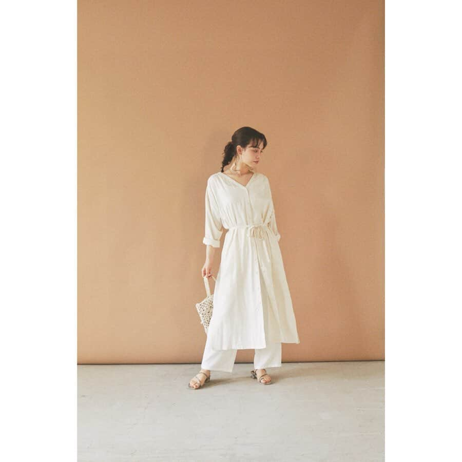 アヴァンリリィのインスタグラム：「RECOMMEND  LINEN ITEM ㅤㅤㅤㅤㅤㅤㅤㅤㅤㅤㅤㅤㅤ 店舗・SHEL'TTER WEBSTOREにて発売中🚚 ㅤㅤㅤㅤㅤㅤㅤㅤㅤㅤㅤㅤㅤ ：GOWN レーヨンリネンギャザーガウン Price.¥5,990+tax No.180DS830-3140 ㅤㅤㅤㅤㅤㅤㅤㅤㅤㅤㅤㅤㅤ ：PANTS カットオフワイドデニム Price.¥6,990+tax No.180DS111-1310 ㅤㅤㅤㅤㅤㅤㅤㅤㅤㅤㅤㅤㅤ ：BAG マクラメ2WAY BAG Price.¥5,990+tax No.180DS855-0600 ㅤㅤㅤㅤㅤㅤㅤㅤㅤㅤㅤㅤㅤ ：NECK LACE ボールチェーン2連チョーカー Price.¥1,990+tax No.180DS856-2840 ㅤㅤㅤㅤㅤㅤㅤㅤㅤㅤㅤㅤㅤ ：SHOES スクエアトングミュール Price.¥5,990+tax No.180DS655-2420  画像をタップで商品詳細をご覧いただけます🔍 _______________________________________________________ #AVANLILY #アヴァンリリィ」