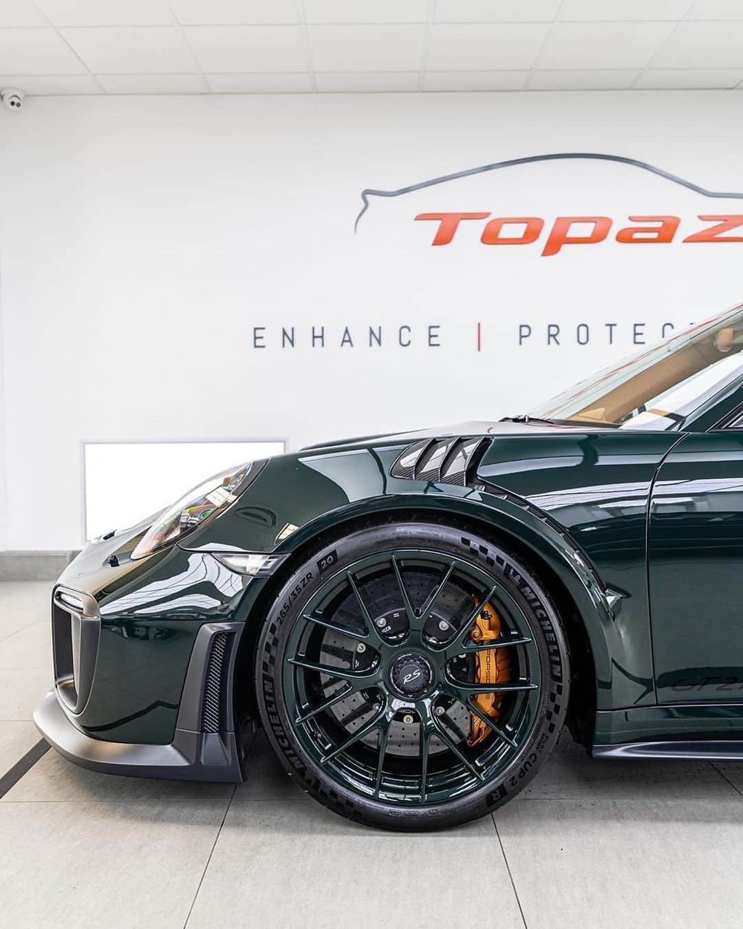 CarsWithoutLimitsさんのインスタグラム写真 - (CarsWithoutLimitsInstagram)「Verde British Racing #GT2RS  Photos @topazdetailing  #carswithoutlimits #porsche」7月10日 19時00分 - carswithoutlimits