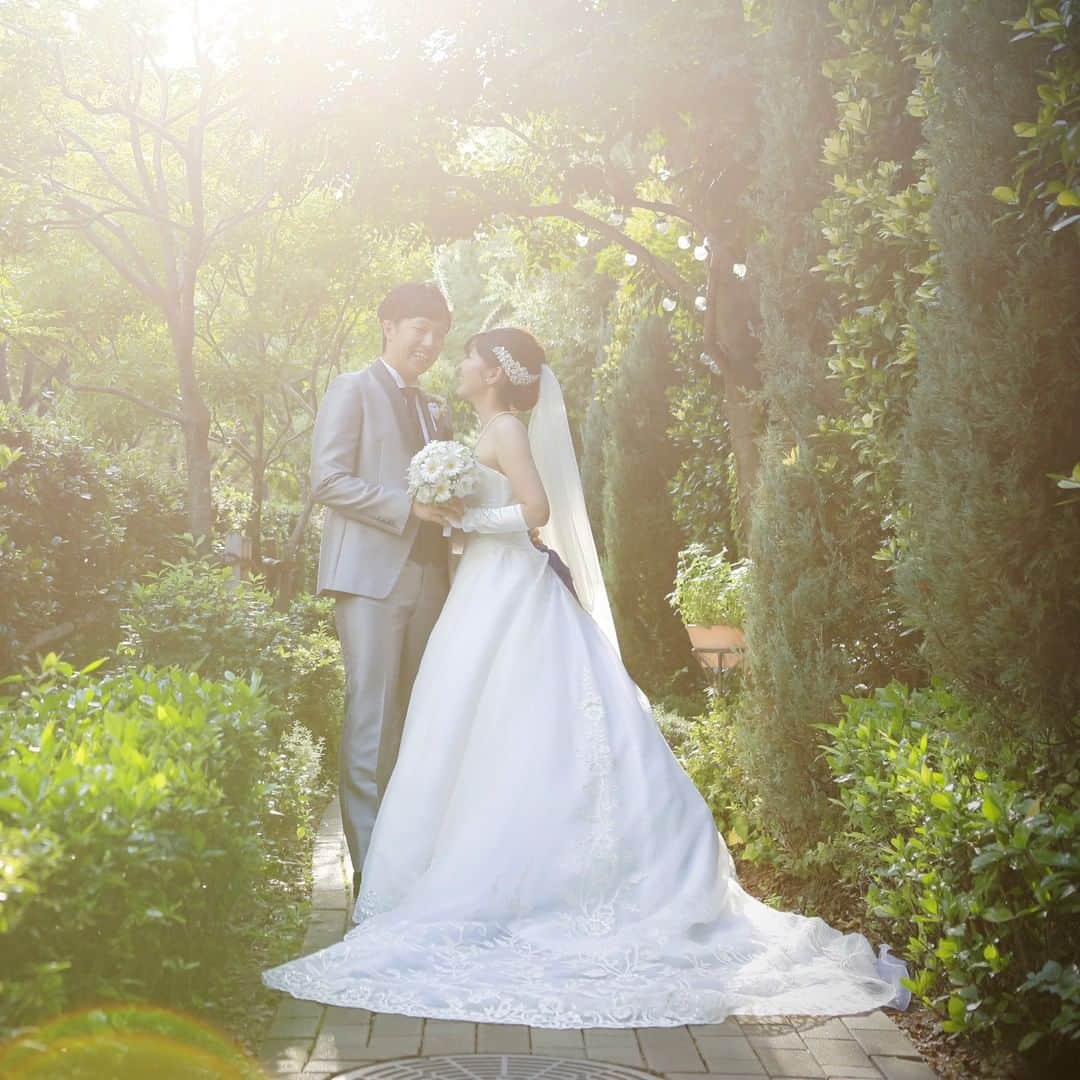アニヴェルセル 神戸 公式さんのインスタグラム写真 - (アニヴェルセル 神戸 公式Instagram)「* 『グリーンに囲まれて物語の様なショットを♡』 * 美しいグリーンに囲まれた小道では、まるで物語に出てくるような雰囲気のショットを残していただけます✨ * 純白のウェディングドレスと自然光を浴びて輝くグリーンとの対比は、おふたりの幸せを祝福しているかの様にキラキラと輝いて見えます💖 * 物語のワンシーンの様な雰囲気と、作り込み過ぎないナチュラルな印象に仕上げてくれるのも嬉しいポイントです♡ * 美しいグリーンに囲まれたショットを、おふたりの想い出のシーンにぜひ加えてみてくださいね♡ * * * * @anniversaire_kobe * * * * #アニ嫁 #アニスタグラム #アニヴェルセル #オリジナルウェディング #アニヴェルセル神戸 #神戸女子 #恋人の聖地 #挙式 #結婚記念日 #結婚準備 #式場探し #神戸花嫁 #結婚式レポ #神戸結婚式 #大人花嫁 #ウェディングレポ #結婚式場 #ウェディングフォト #関西花嫁 #花嫁 #ウェディングドレス #ウエディングドレス #ガーデンウェディング #ウェディング撮影 #ロケーション前撮り #ナチュラルウェディング #夏婚 #2020花嫁 #ウェディング前撮り #洋装前撮り」7月10日 19時01分 - anniversaire_kobe