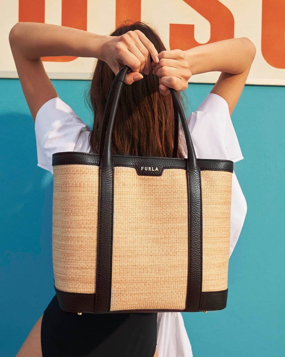 フルラのインスタグラム：「Lift up your look: with the Furla Claudia, spontaneous summer plans are in your hands. Merge low-key raphia textures with fine leather detailing for any sunny moment.  #thefurlasociety #furlafeeling #newcollection #furla #accessories #fashion」