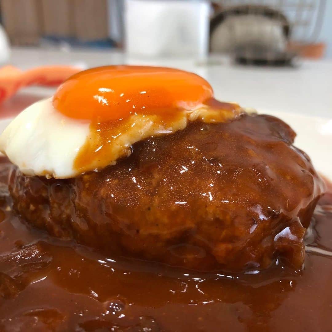 馬場裕之のインスタグラム：「肉汁ハンバーグ👨‍🍳 "あるモノ"を凍らせるだけで ジューシーさが倍増に❣️  目玉焼きの上手な焼き方も🍳　  詳しくはYouTube・馬場ごはん🌈 をご視聴くださいー😸 . ▷ @hiro88 ◁ ⇧⇧⇧⇧⇧⇧⇧ こちらをクリック😻  ーーーーーーーーーーーーー 『材料(２人前👯‍♂️)』 合挽きミンチ200g たまねぎ1/4個 えのき50g  卵2個 ハヤシライスソース（レトルト）200g マヨネーズ大さじ1 酒大さじ2 塩胡椒少々  ーーーーーーーーーーーーーー #新しい日常  #一緒にやってみよう #おうちごはん  #吉本自宅劇場  #馬場ごはん」