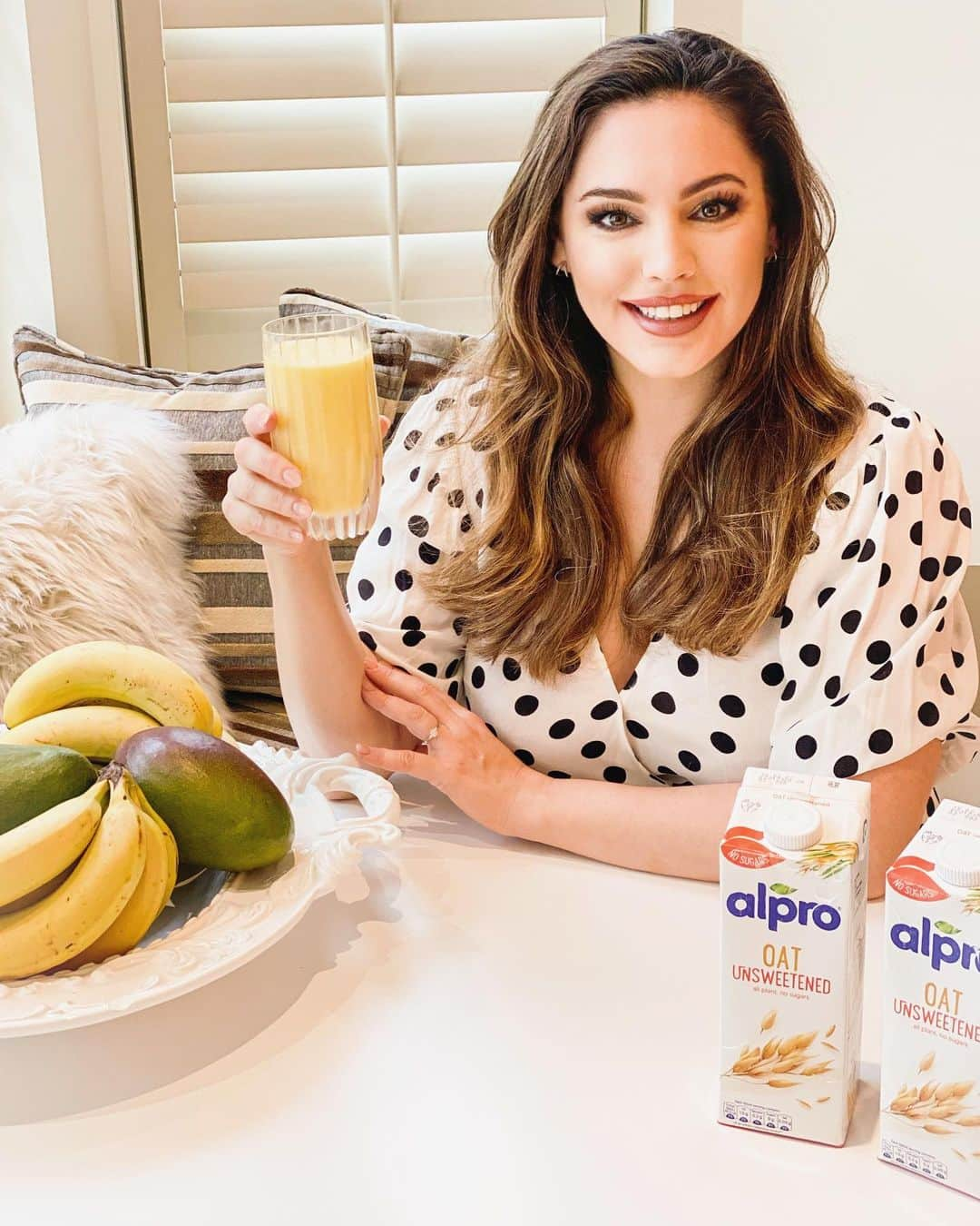 ケリー・ブルックさんのインスタグラム写真 - (ケリー・ブルックInstagram)「Shall I let you guys in on a little pre-show secret? Smoothies! That’s right, I power up before the show each day by whipping up a healthy, plant-packed smoothie to help keep me going. Not only super quick to make, but they're such an easy way to get more plant-based foods into my diet (which is my new goal, just like loads of other people these days!) My fave little number right now is this mango and banana blend paired with @Alpro Oat Unsweetened drink. It basically tastes like☀ in a glass, plus Oat Unsweetened has no sugars and no sweeteners at all! If I fancy something a little nutty, I sometimes swap in Alpro Almond Unsweetened instead, which is just as delish. #GoodForYou #ad」7月10日 19時07分 - iamkb