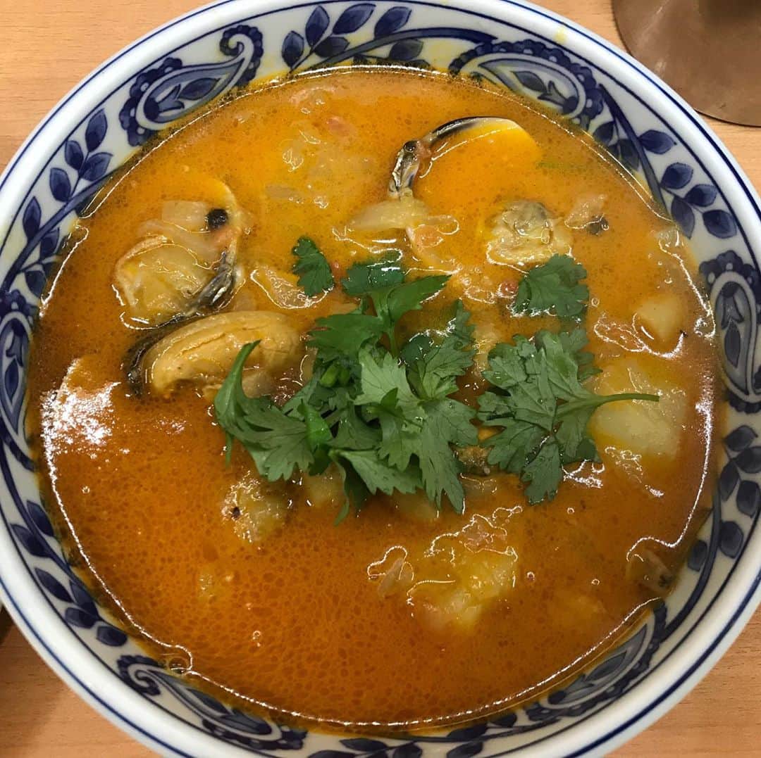 砂山圭大郎のインスタグラム：「ショック。 久しぶりに【上野 デリー】に行ったら、写真の、金曜限定メニュー「貝だしスープの南インドカレー」がメニューから消えていた。  バター&貝の相性はチキンを上回る。 バターチキンカレーより、バター貝カレーの方が美味いと気付いた衝撃のカレーだったのでショック。 #カレー」