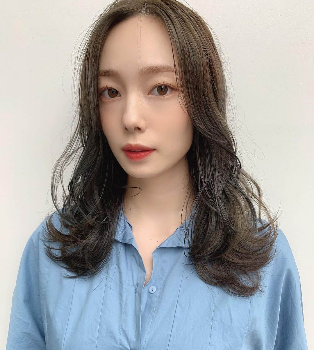 のインスタグラム：「. 暗くしましたー❤︎ #スモーキーアッシュ です❤︎ 顔まわりも少しレイヤー入れてもらいました！ 小山さんいつもありがとう☺️ @koyama_k_u_realm」