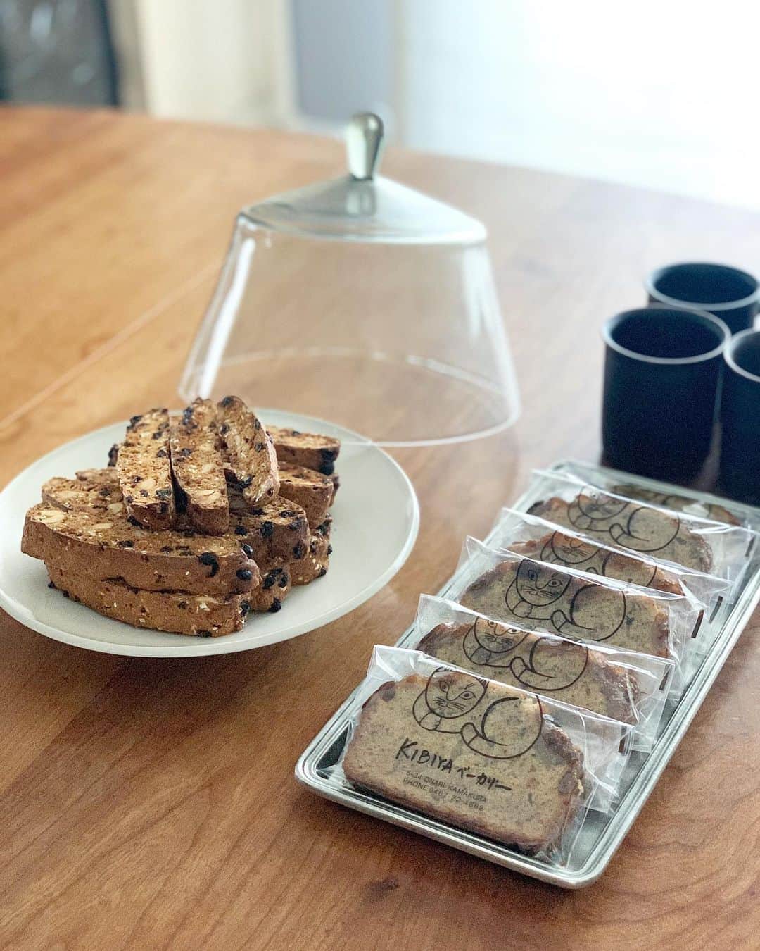 のインスタグラム：「今日の撮影後のおやつに☕️✨ ・ 全粒粉とオートミールの#ビスコッティ (先ごろのpostでレシピをご紹介させて頂いたものです😉)に、 もはや存在が好きな鎌倉の#kibiyaベーカリー の#紅茶といちじくのパウンドケーキ 🤎 ・ たまたま一昨日用事で寄った、伊勢丹新宿店に出店されていて、思わずたくさん😚 ・ この時間を一番楽しみにしているのはきっと私かな😜 ・ 前回と全く同じメンバーでの撮影。 ・ 一期一会のメンバーでのお仕事も多い中、暗黙での信頼感がなんとも嬉しかったです💛 ・  ・ #今日のおやつ #手作りおやつ #全粒粉のビスコッティ ##粮理家 #ウェルネスフードスタイリスト #松見早枝子 #homemadebiscotti #biscotti #wellnessfoodstylist #saekomatsumi」