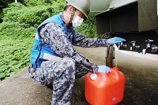 安倍晋三のインスタグラム：「#repost @kantei 令和2年7月豪雨非常災害対策本部における#安倍総理 からの#メッセージ  梅雨前線は引き続き停滞しており、本日も各地で激しい雨が降っています。これまでに、全国から被災地に集結した各部隊が実施した救命・救助活動により、2300人以上の方々を救助しました。引き続き、救命・救急活動や安否不明者の捜索、今なお孤立状態となっている地区にお住まいの方々の支援等に全力で当たってください。 今回の災害について、これまで被害状況の調査を行ってきましたが、激甚災害に指定する見込みとなりました。 人吉市では、今週末から仮設住宅の建築が始まりますが、避難の長期化が予想される中で、被災者の皆さんの住まいの確保を早急に進めてください。 被災地の停電や断水については、一刻も早く復旧させなければなりません。これまで、九州地方や中部地方で最大２万2000戸余りの停電が生じましたが、本日の時点で、2000戸余りに減少しています。また、断水については、最大２万1000戸の断水が発生しましたが、本日の時点で4800戸余りに減少しています。引き続き、継続する降雨による新たな被害の有無を注視しつつ、停電や断水の可能な限りの早期の解消に向け、全力を挙げてください。 被災地では、週末にかけて、大雨も予想されています。既に河川の水位が上昇し、また、地盤の緩んでいるところもありますので、厳重な警戒が必要です。各位にあっては、救命・救助活動はもとより、復旧復興の手を緩めることなく、引き続き、被災者の皆様のために全力を尽くしてください。  #令和2年7月豪雨 @shinzoabe」