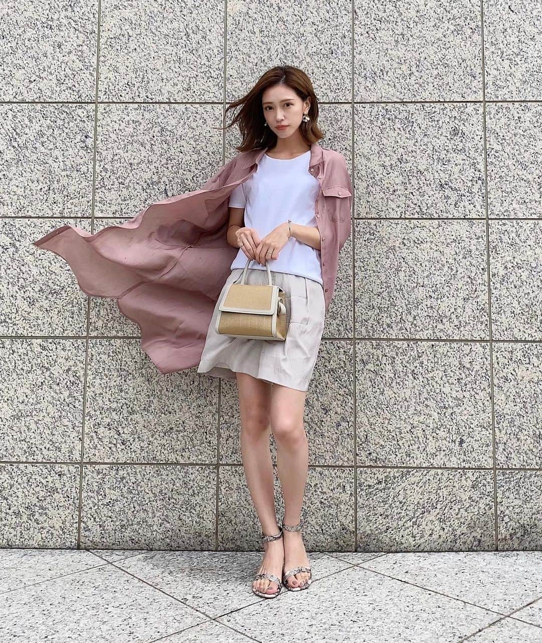石黒美帆のインスタグラム：「*﻿ すまし顔ですみません。。﻿ 風がとっても強かった日🌬﻿ ﻿ ﻿ ﻿ longshirt#fabulousangela  T-shirt#unitedarrows  pants#whimgazette  bag#vasic﻿ sandal#Milaowen﻿ ﻿ ﻿ ﻿ ロングのシアーシャツは色味が可愛い♡﻿ 1枚あるととっても便利ですよね🙆‍♀️﻿ ﻿ ﻿ ﻿ この間自転車で大ケガしたんですが﻿ 傷が治ってきてようやくショーパン履けました🙌笑﻿ ﻿ ﻿ ﻿ ﻿ #fashion#fashionstyle#fashiongram#instafashion#outfit#ootd#dailylook#패션#오오티디#ファッション#コーデ#ファビュラスアンジェラ#ウィムガゼット#ミラオーウェン#パイソン#サテンパンツ#シアーシャツ﻿#夏服#夏コーデ」