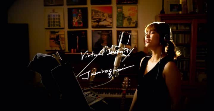二宮愛のインスタグラム：「世の中イカれてるよなぁ？だからこの曲。  フルバージョンは、プロフィールから！ LINK IN BIO🎧🖤🎤  #ジャミロクワイ　#virtualinsanity  ________________ #cover #coversong #jamiroquai #mysuperhero #superstar #lovethissong #instagood #instalike #instagram #instamusic」