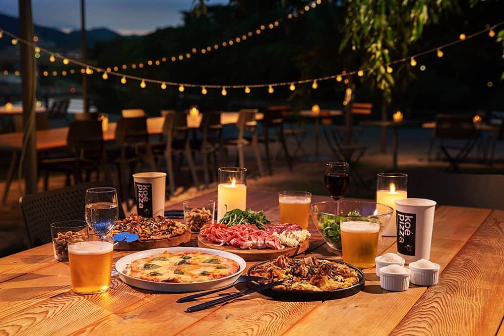 コエのインスタグラム：「. koe pizza okayama grand opening 2020.6.19.fri. ・ pizza & beer garden  7月17日より、 koe pizzaでビアガーデンがスタート！  ビールやワインの飲み放題に加えて、 ビアガーデン限定のピッツァもご用意🍕  絶景のアウトドア空間で、 地ビールとオリジナルのピッツァの組み合わせを味わえるビアガーデン。ぜひお楽しみに！  詳細は随時インスタグラムにて更新いたします。  . 🍕koe pizza open：2020.6.19 fri address：岡山県岡山市北区石関町7 石山公園内 opening hours：July - September AM 10:00-PM 20:00  closed：水, 木 . . ＊koe pizzaでは、開放的な空間に加えて 手洗いの徹底やマスクの着用、ソーシャルディスタンスの確保など感染防止対策を徹底の上、営業いたします。 ＊ご予約は、お電話または食べログでも承っております。 . . #koe #koepizza #ethical #pizza #okayama #okayamapizza  #cafestagram #takeout #diningout #domainetetta #コエ #コエピザ #ピザ  #エシカル #岡山 #岡山グルメ #岡山カフェ #岡山レストラン#岡山ピザ  #地産地消 #吉田牧場 #チーズメルト #岡山観光 #石山公園 #岡山城 #後楽園 #ダイニングアウト #長場雄 #萬代基介 #ビアガーデン」