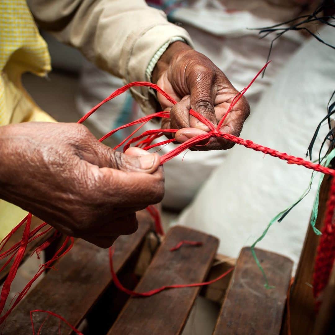 ジャマンピュエッシュのインスタグラム：「Discover the know-how of the Malagasy craftsmen creating Jamin Puech’s raffia bags, illustrated by Viviane Rakotoarivony.  With the purchase of a raffia bag before July 31, you make a donation to support Vivian’s project that helps families affected by the Covid-19.  Link in bio for more info.」