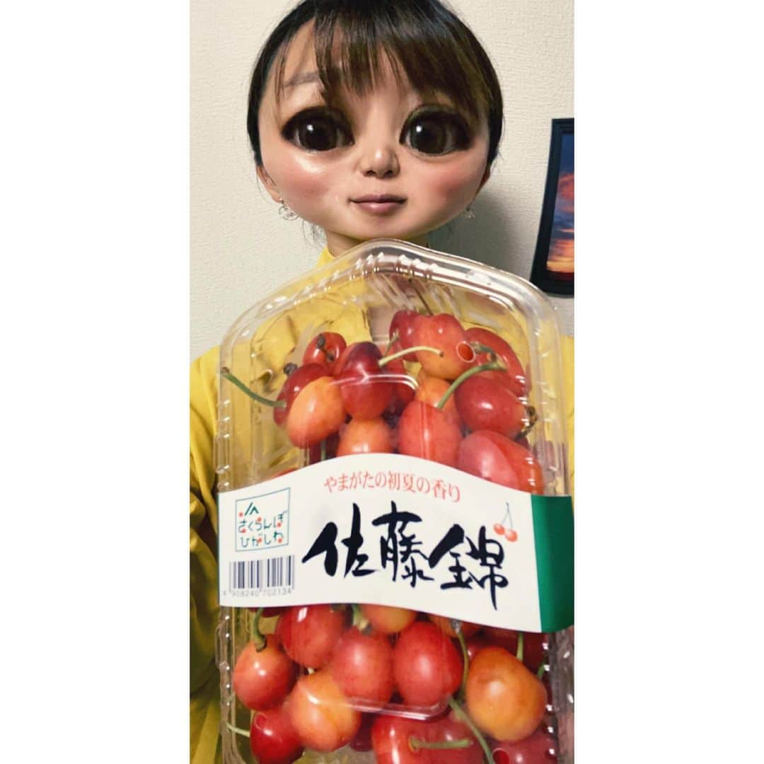 宮川紗麻亜さんのインスタグラム写真 - (宮川紗麻亜Instagram)「🌻 さくらんぼ〜🍒🍒 先日、高校同期のパパからお届け物。 早速食べたけど、めちゃウマ〜😋 一気に食べない様に〜と言われたけど…食べちゃったよね〜！笑 お米とか、フルーツとか、いつもありがとう❤️ #さくらんぼ #佐藤錦 #山形  #高校同期 #八王子実践 #食のサポーター #supporter  #サマースナちゃん #目指せスナちゃんTV #スナちゃん先輩 #憧れ #선배」7月10日 19時29分 - sunflower__summer