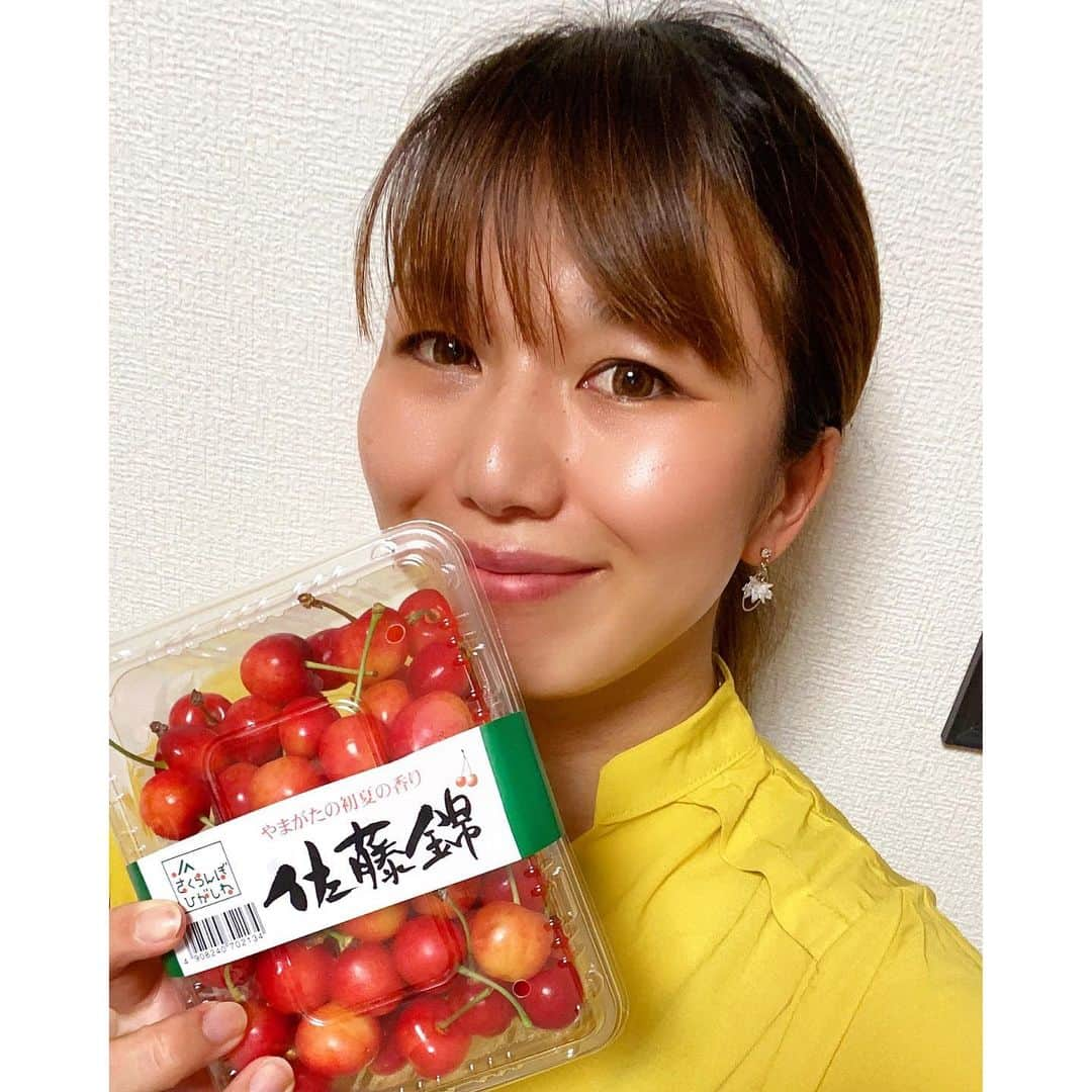 宮川紗麻亜さんのインスタグラム写真 - (宮川紗麻亜Instagram)「🌻 さくらんぼ〜🍒🍒 先日、高校同期のパパからお届け物。 早速食べたけど、めちゃウマ〜😋 一気に食べない様に〜と言われたけど…食べちゃったよね〜！笑 お米とか、フルーツとか、いつもありがとう❤️ #さくらんぼ #佐藤錦 #山形  #高校同期 #八王子実践 #食のサポーター #supporter  #サマースナちゃん #目指せスナちゃんTV #スナちゃん先輩 #憧れ #선배」7月10日 19時29分 - sunflower__summer