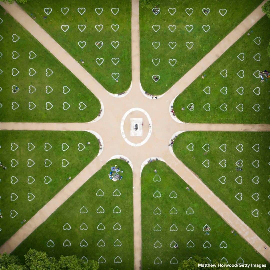 ABC Newsさんのインスタグラム写真 - (ABC NewsInstagram)「WORK OF HEART: Hearts have been sprayed onto the grass at this city park in an effort to encourage social distancing in Bristol, England. #heart #bristol #park #socialdistancing」7月10日 19時21分 - abcnews