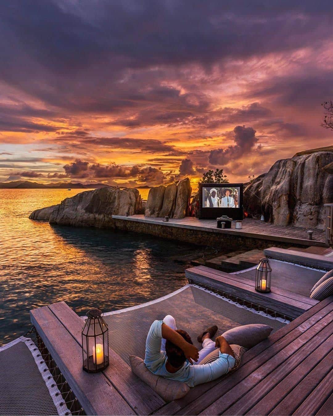 Discover Earthさんのインスタグラム写真 - (Discover EarthInstagram)「The best outdoor cinema in the world? 🇸🇨 #discoverseychelles with @travelsofali - #seychelles #wanderlust #sunset #africa #seszele #visitseychelles #islandlife #seychellesisland #indianocean #cinema」7月10日 19時23分 - discoverearth