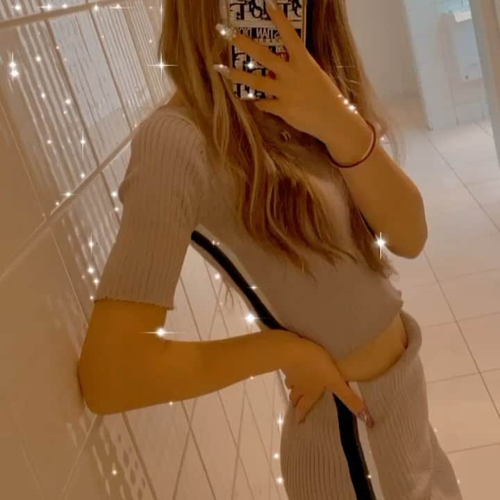 アンジェリカのインスタグラム：「❤︎ . やっぱセトアは大優勝だよねッ😸💕 @gydajp のセトアだよっ！♥ きゃわたんっんん。 . てか投稿movie2個連続で乗せちゃったから 頑張って3個目movie投稿w 言ってる意味伝わってるかわかんないけど😇 ❤︎ . #gyda #gydaコーデ #セトアコーデ #セトア #ニットセトア #コーデ #ootd #タイトスカート #iphoneケース #キラキラデコケース #スワロフスキー #コーデ投稿」