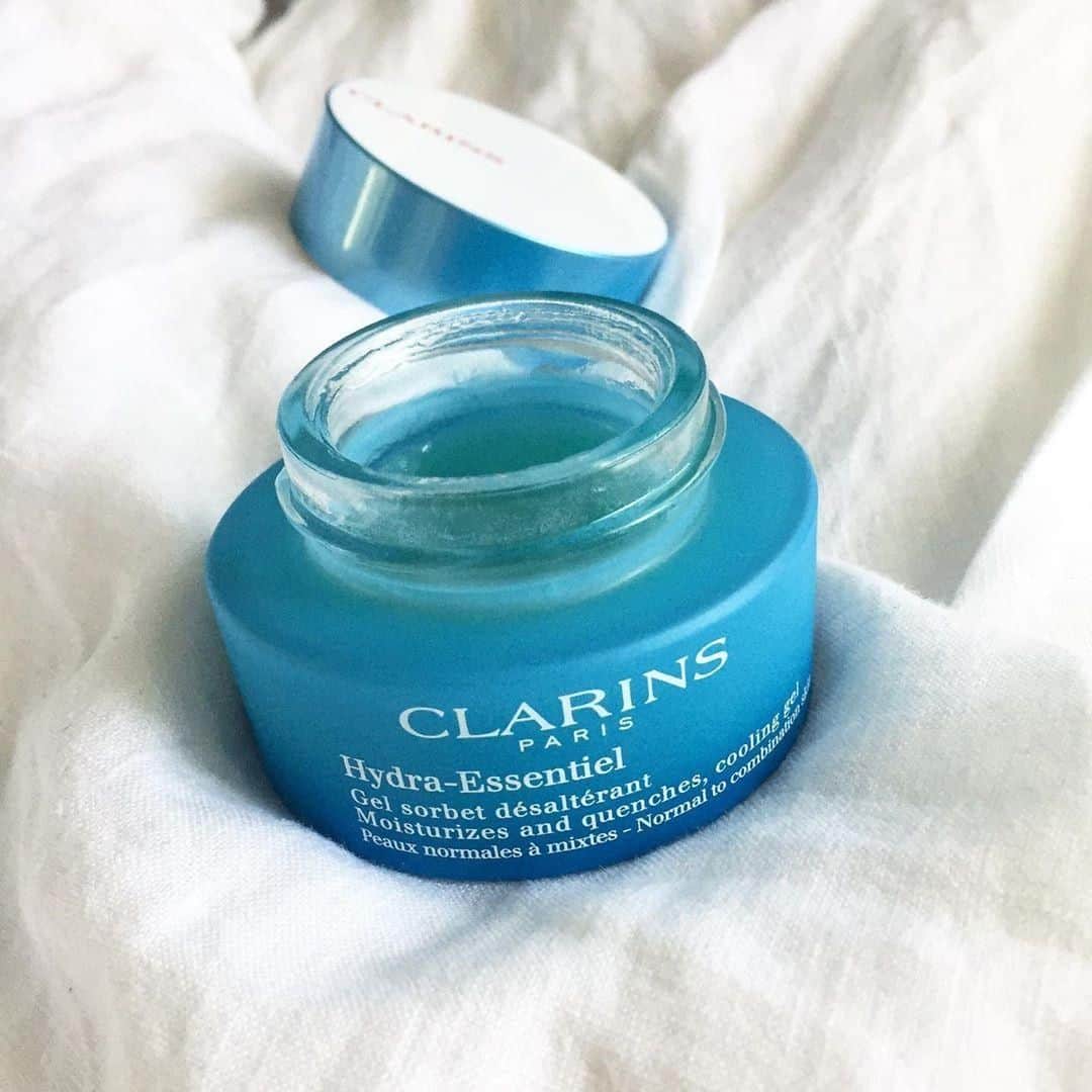 Clarins Australiaさんのインスタグラム写真 - (Clarins AustraliaInstagram)「Even with the most challenging skin types, our Hydra-Essentiel Cooling Gel gently shields the skin from the dehydrating effects of sudden temperature changes, pollutants and environmental stress. ⁣ ⁣ This ice-blue formula is the original sensorial cooling gel that melts into the skin and:⁣ 🔐 Locks in moisture ⁣ 💦 Hydrates and plumps ⁣ ✨ Renews radiance ⁣  💫Leaves skin fresh and matte⁣ ⁣ 📸 Image via @byevi⁣ ⁣ #ClarinsAus #ClarinsSkincare」7月10日 19時30分 - clarinsanz