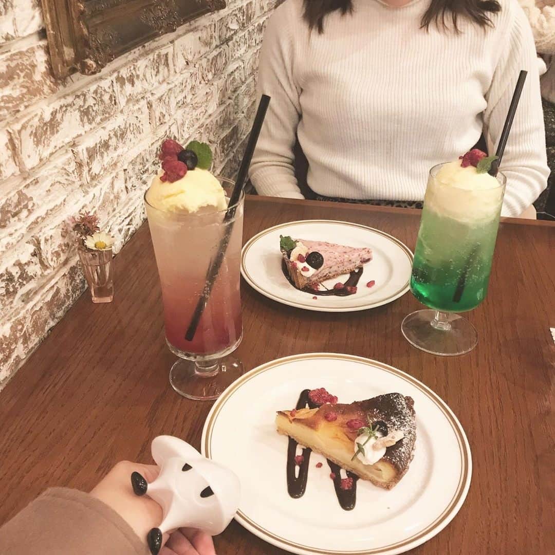 PATRA magazineさんのインスタグラム写真 - (PATRA magazineInstagram)「7/10♡スワイプしてね👉「アンティークギャラリー・マジョレル」⠀ .⠀ 住宅街にあるとは思えない…！⠀ .⠀ アンティーク調でとってもレトロな⠀ ”アンティークギャラリー・マジョレル”⠀ .⠀ 人気の固めで濃い味わいの自家製プリンは、試してみたい一品♡⠀ .⠀ みんなもチェックしてみてね♪⠀ .⠀ ♡店舗情報♡⠀ .⠀ 最寄駅：祐天寺駅 三軒茶屋駅⠀ 営業時間：１１：３０〜１９：００⠀ 定休日：水曜⠀ .⠀ Thank you 🌹⠀ @rie_tabi / @__riestagram__⠀ @karenon__kotaki / @ynyu.83⠀ @naa019 / @raakoo02⠀ .⠀ 今女の子の中で流行っているコトやITEMがあればPATRAをタグ付けして教えてね❤︎⠀ 皆さんのすてきな投稿をぜひ紹介させてください！⠀ .⠀ #PATRA #カフェ巡り #おしゃれカフェ #インスタ映え #フォトジェニック #アンティークギャラリーマジョレル #プリン #アンティーク #おしゃれ #レトロ #イギリス風 #レトロカフェ #プリン #祐天寺駅 #三軒茶屋 #祐天寺カフェ #三軒茶屋カフェ⠀」7月10日 19時30分 - patra__jp
