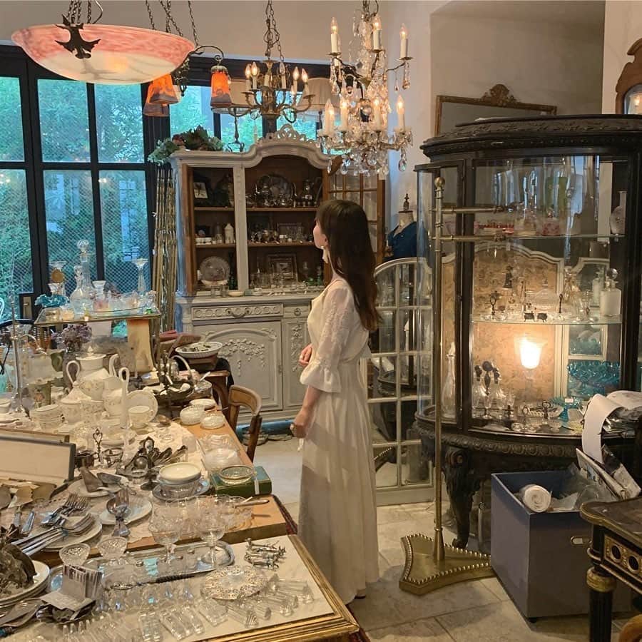 PATRA magazineさんのインスタグラム写真 - (PATRA magazineInstagram)「7/10♡スワイプしてね👉「アンティークギャラリー・マジョレル」⠀ .⠀ 住宅街にあるとは思えない…！⠀ .⠀ アンティーク調でとってもレトロな⠀ ”アンティークギャラリー・マジョレル”⠀ .⠀ 人気の固めで濃い味わいの自家製プリンは、試してみたい一品♡⠀ .⠀ みんなもチェックしてみてね♪⠀ .⠀ ♡店舗情報♡⠀ .⠀ 最寄駅：祐天寺駅 三軒茶屋駅⠀ 営業時間：１１：３０〜１９：００⠀ 定休日：水曜⠀ .⠀ Thank you 🌹⠀ @rie_tabi / @__riestagram__⠀ @karenon__kotaki / @ynyu.83⠀ @naa019 / @raakoo02⠀ .⠀ 今女の子の中で流行っているコトやITEMがあればPATRAをタグ付けして教えてね❤︎⠀ 皆さんのすてきな投稿をぜひ紹介させてください！⠀ .⠀ #PATRA #カフェ巡り #おしゃれカフェ #インスタ映え #フォトジェニック #アンティークギャラリーマジョレル #プリン #アンティーク #おしゃれ #レトロ #イギリス風 #レトロカフェ #プリン #祐天寺駅 #三軒茶屋 #祐天寺カフェ #三軒茶屋カフェ⠀」7月10日 19時30分 - patra__jp
