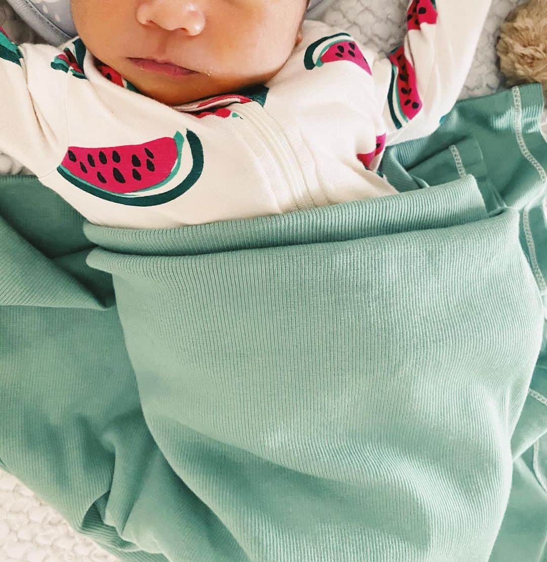 村上沙織さんのインスタグラム写真 - (村上沙織Instagram)「spearmint のお洋服が便利すぎてそればかり…♡  前がチャックなのもミトンもいらないのも足が出ないのも今の時期best！！  きっと皆さんご存知なんだろうけど、私にとって数年ぶりの新生児で便利なitemが増えていてビックリしてます。  #newborn#新生児」7月10日 19時31分 - rosysaorimonster