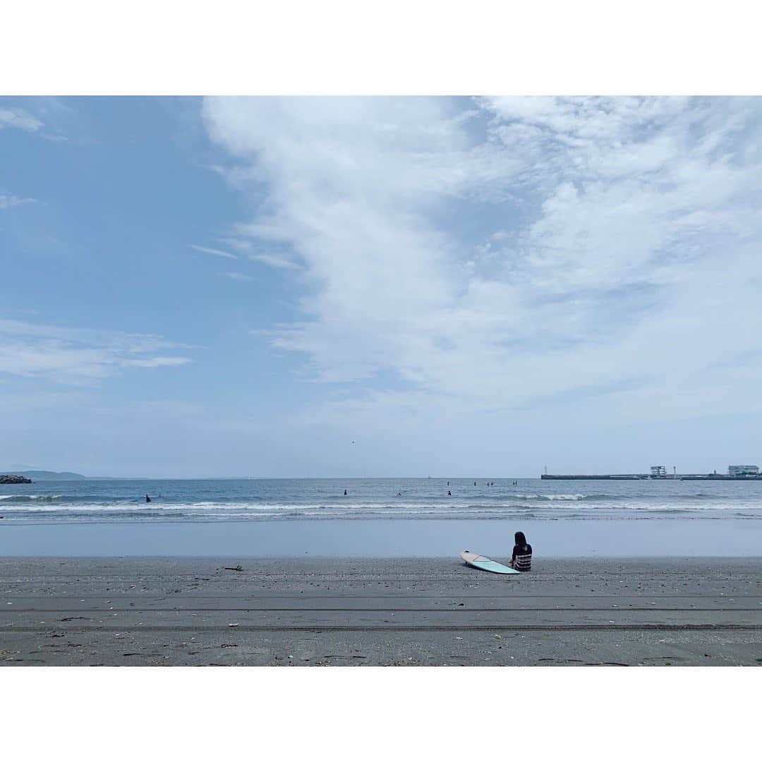 土井地恵理子さんのインスタグラム写真 - (土井地恵理子Instagram)「・ どうにか風が弱まった今日 とは言っても風はない訳じゃないし 小波だし でもみんなで入れば楽しい❤︎ ・ ・ 海の家がない7月の海。 今年は海水浴エリア指定がないけど 地元の方が自主的に区分けをされるそう。 どうか事故なく夏を過ごせますように🙏🏼 ・ ・ #surf #surfing #サーフィン #サーフィン女子 #湘南 #liffstyle #ライフスタイル」7月10日 19時36分 - ericodoiji