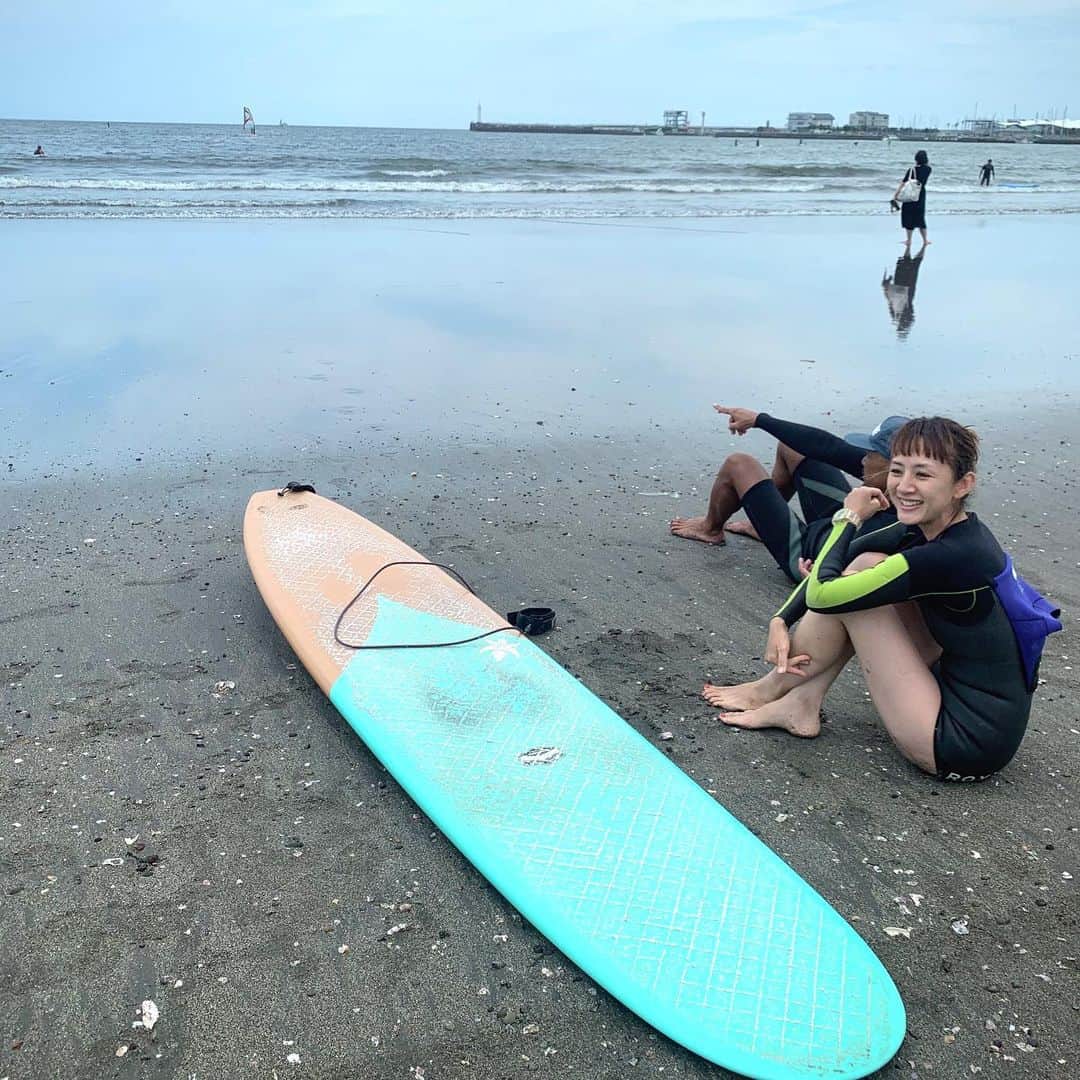 土井地恵理子さんのインスタグラム写真 - (土井地恵理子Instagram)「・ どうにか風が弱まった今日 とは言っても風はない訳じゃないし 小波だし でもみんなで入れば楽しい❤︎ ・ ・ 海の家がない7月の海。 今年は海水浴エリア指定がないけど 地元の方が自主的に区分けをされるそう。 どうか事故なく夏を過ごせますように🙏🏼 ・ ・ #surf #surfing #サーフィン #サーフィン女子 #湘南 #liffstyle #ライフスタイル」7月10日 19時36分 - ericodoiji