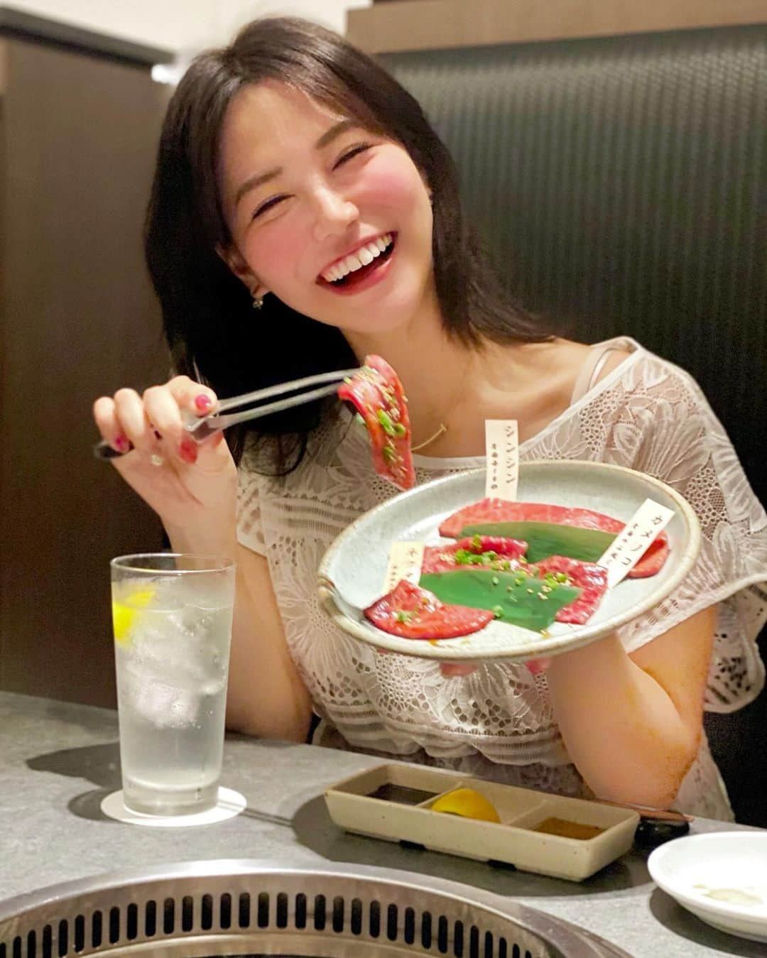 石井里奈さんのインスタグラム写真 - (石井里奈Instagram)「こんばんは⭐️ . 今夜は里奈ログ🤤 可愛い後輩と焼肉女子会🍖✨💕 . 六本木にある焼肉膳所龍土町匠さんへ行ってきました🤤💕 @ryudochotakumi.roppongi  . 今回頼んだのは焼肉膳所コース🍖 1枚ずついろんな部位が出てくるから色々楽しめて〆からデザートまで🙆‍♀️ . ウチモモのお刺身とか初めて食べたかも🥺でもどのお肉もそれぞれ味も食感も違くてとっても美味しかった☺️❣️✨ 思い出しただけでよだれ出ちゃう🤤✨ . 店内もとても綺麗で、ゆっくりできるのでお喋りも盛り上がりました😝❤️ 後輩が可愛くて、こんな妹ほしかったなぁ🥺 . またいきたいなー💕 今日もお疲れ様でした！ . #りなまるグルメ #焼肉 #六本木焼肉 #焼肉女子 #肉 #焼肉膳所龍土町匠 #六本木焼肉 #知床牛 #pr #yakiniku #グルメ #グルメ女子 #東京焼肉 #東京グルメ #肉好き #冷麺 #カレー #六本木グルメ #六本木ディナー #焼肉コース #女子会 #記念日ディナー #記念日 #roppongi #彼女とデートなうに使っていいよ #東京カレンダー #tgif #肉 #肉料理 #肉スタグラム #焼肉大好き #焼肉好き」7月10日 19時46分 - ri7tin1025