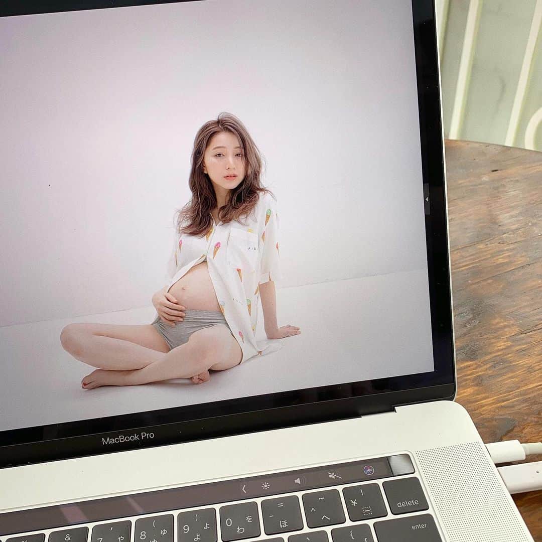 松尾 瞳のインスタグラム：「先日のマタニティフォト撮影🤰🏼🤍 . 未レタッチの時点で既に良い感じすぎる、 さすが永谷様🙏🏻な写真をたくさん撮って頂きまして 感謝です、、🥺🤍 . またちゃんとしたデータも載せます👶🏻 . photo @t.nagatani  hair @yu_kihair  . #マタニティフォト #マタニティ #プレママ #令和2年ベビー #👶🏻」