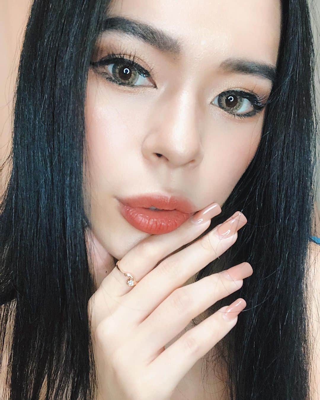 藤川ありすのインスタグラム：「__ 久しぶりに下ラインを引いたバッチリMAKE💄 ネイルも海外セレブのキムっぽくスカルプに。 他より安いし、会話が楽しすぎて 二丁目行ったきぶんになるのでオススメ。笑 恋愛相談付きよ！(勝手に条件付き) 恋に美に悩んでる方はぜひ @yoshino0826 のネイルサロンへ💁🏻‍♀️ ⇒ご予約はこちらから @yoshinonail0826」