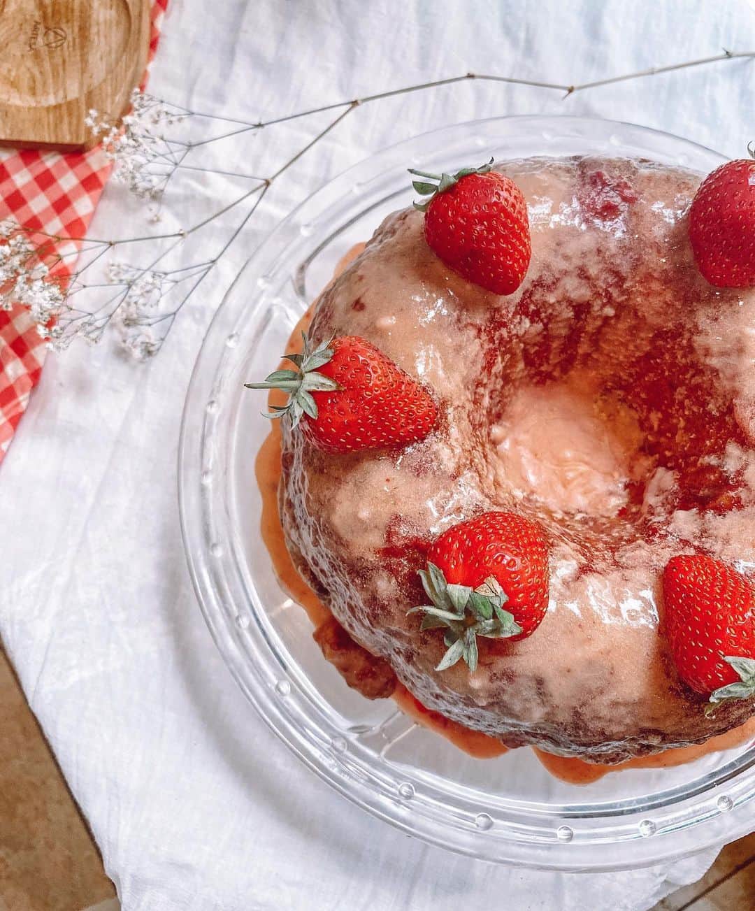 のインスタグラム：「Strawberry season for cakes 🎂 🍓  Recipe via @thetessaproject in stories now  What’s your favourite summer cake recipe?」