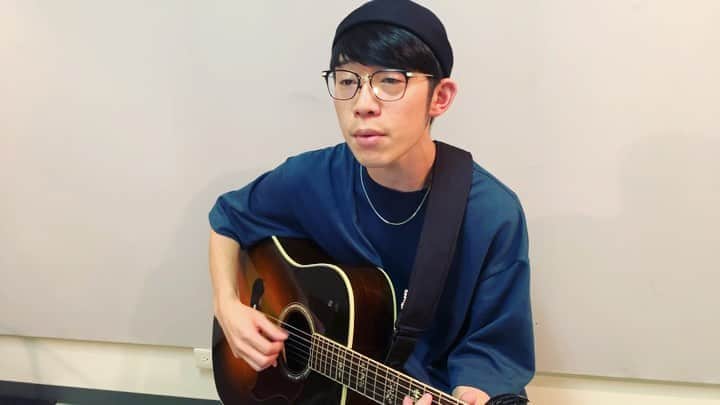 川崎鷹也のインスタグラム：「夜な夜なひとりカバー 『香水』『HIPHOPは歌えない』〜瑛人〜 #夜な夜なひとりカバー #瑛人 #香水 #hiphopは歌えない #カバー #弾き語り #アコギ #川崎鷹也 #instagram #instalike #instagood #instafashion #instamusic」