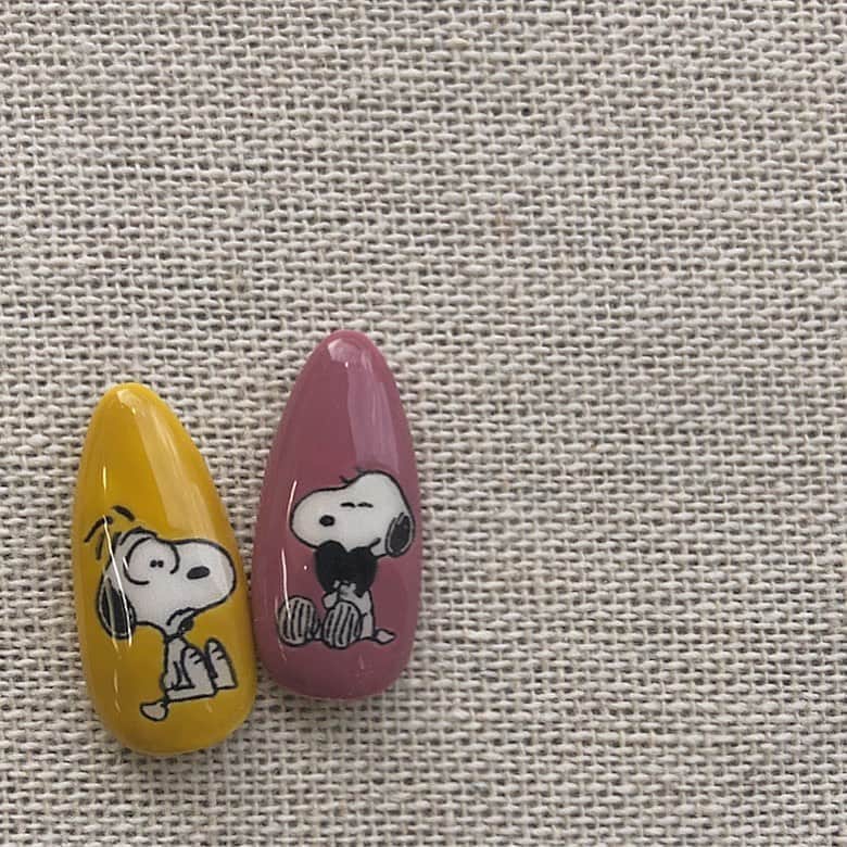 のインスタグラム：「____________________________________________________﻿ ﻿ ﻿ 自分の手にやったら意外と描けたから﻿ 作ってみたけど、、、まだまだだね、、、 (失敗して黒いハートで誤魔化した🤭)  細い線綺麗に引けるようになりたいナーー！﻿ ﻿ ﻿ _____________________________________________________﻿ ﻿ #ネイルチップ #ネイルチップ販売﻿ #オーダーチップ #オーダーネイルチップ﻿ #ネイルチップオーダー #ニュアンスネイル﻿ #PEANUTS #天然石ネイル﻿ #大理石ネイル #もやもやネイル #個性派ネイル #スヌーピーネイル #水彩画ネイル #フォロー返し #nail #セルフネイル #ネイルデザイン #痛ネイル #gelnails #like4like #l4l　#キャラネイル #夏ネイル　#スヌーピー #SNOOPYネイル﻿ #グレージュネイル #ベージュネイル﻿ #SNOOPY #ミラーネイル #na7nail」
