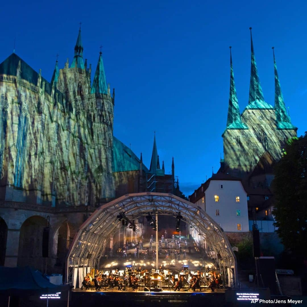 ABC Newsさんのインスタグラム写真 - (ABC NewsInstagram)「Musicians perform during a rehearsal of the Cathedral Steps open air festival in front of Mariendom and St. Severi's Church in Erfurt, Germany. #musicians #orchestra #rehearsal #germany #church #cathedral」7月10日 19時43分 - abcnews