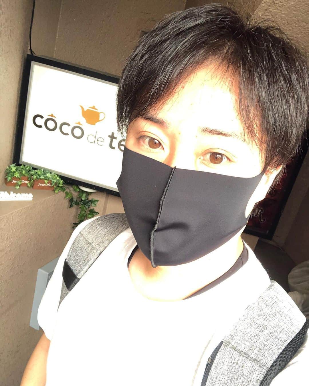 あつひろのインスタグラム：「このタイプのマスクを初装着😷✨ 意外と冷(ひん)やりとして心地良かった♪  ただ1つ…  上下逆やった💦 上野クリニックみたいになっとるがな(´°ω°)www 正しくは2枚目の付け方👍  #冷感 #マスク #ファッション #冷感生地 #洗って使える #上クリのCMみたいになってもうた」