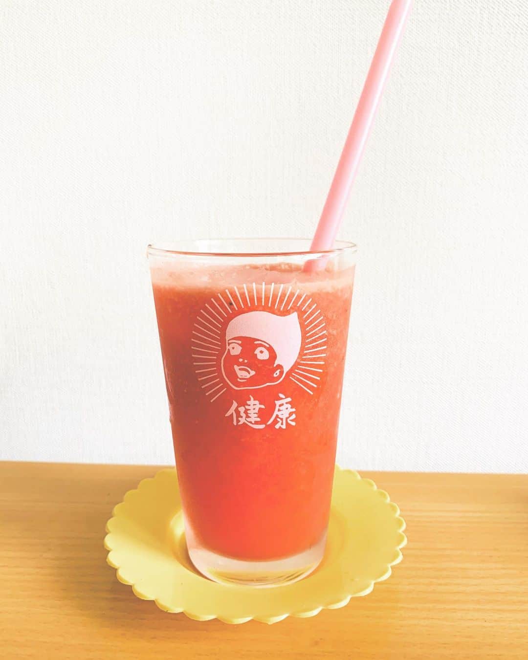 五月女ケイ子のインスタグラム：「トマトジュースに見えるスイカジュースができあがった。 #スイカ #watermelon  #五月女ケイ子 #keikosootome #五月女百貨店 #健康グラス」