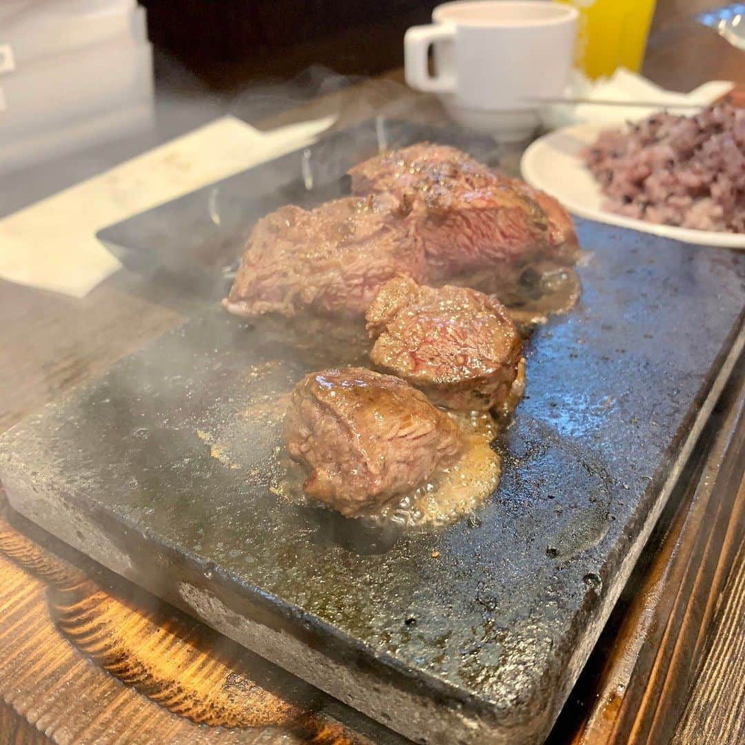 愛水せれ奈さんのインスタグラム写真 - (愛水せれ奈Instagram)「#やっぱりステーキ　🥩 いよいよ#東京に上陸 ✨😆✨ 待ってました👏👏👏 . わたしが#沖縄 で必ず食べる#安くて美味しい お店❣️ #安定 の美味しさでした😋😋😋 . #感謝 です😌😌😌 ありがとうございました🙇‍♀️ . . #吉祥寺 #1000円 #スープサラダご飯食べ放題 #溶岩石プレート 使用」7月10日 19時47分 - airi.aaari.aimi