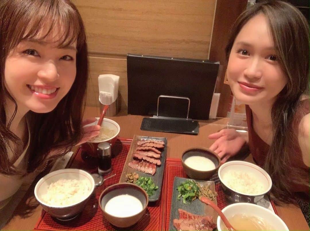 栗田萌のインスタグラム：「正解は、ちなみん❣️ スタダGGでご一緒していた、伊藤千凪海ちゃんでした💕 二人でごはん行くときは、ほぼほぼ牛タン✨ 美味しかった〜🤗🌸」
