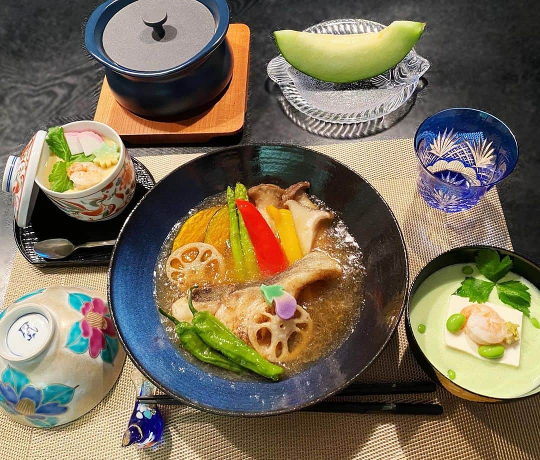 のインスタグラム：「Trying out new recipes 💕 . ①鱈と彩り野菜のみぞれ餡かけ 茶碗蒸し 枝豆のすり流し 最初の2品は @chihana.12 さんのレシピで😊 ②和牛ステーキ 鮪とアボカドのタルタル ご飯は両日とも @bestpot_official で✨ . #萩焼#萬古焼#漆#清水焼#有田焼#其泉#江戸切子#玻璃の匠#箸置き#和食#おうちごはん#料理#麻里衣ごはん」