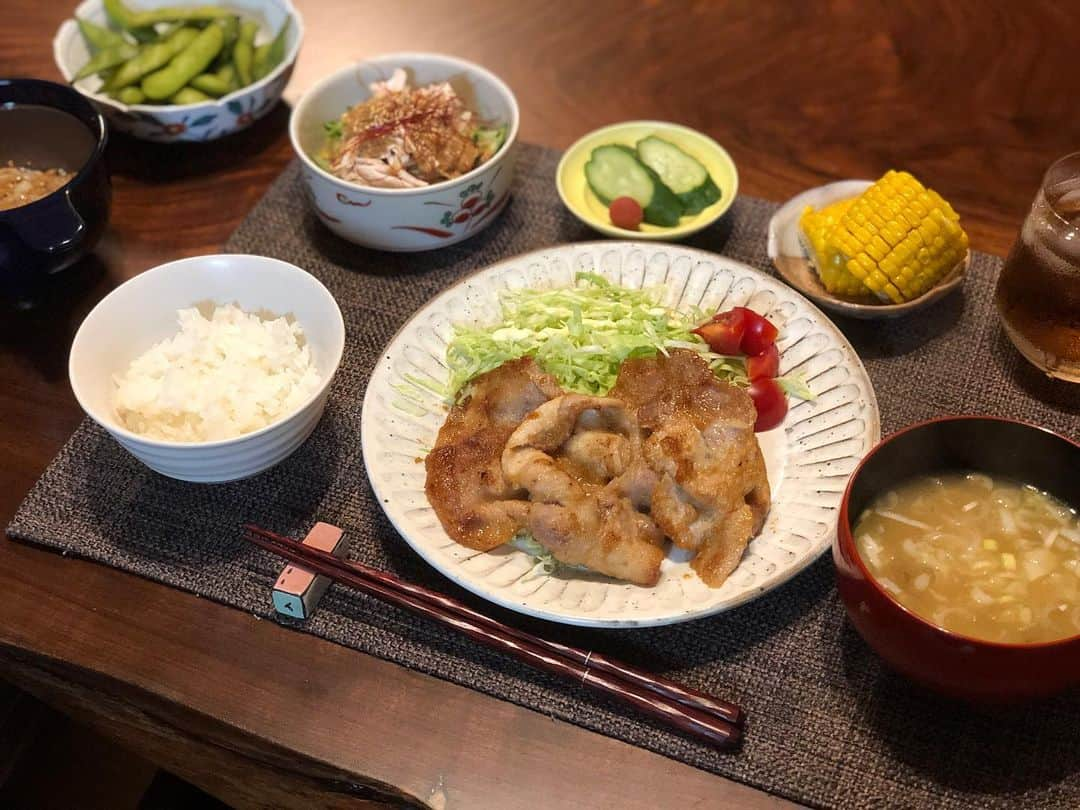 月央和沙さんのインスタグラム写真 - (月央和沙Instagram)「うちの晩ごはん🍚✨ . #しょうが焼き #棒棒鶏冷奴 #とうもろこし #枝豆 #納豆 #なめこのお味噌汁 #ぬか漬け #褒められると #調子にのるタイプです」7月10日 19時51分 - kazusa_tsukio