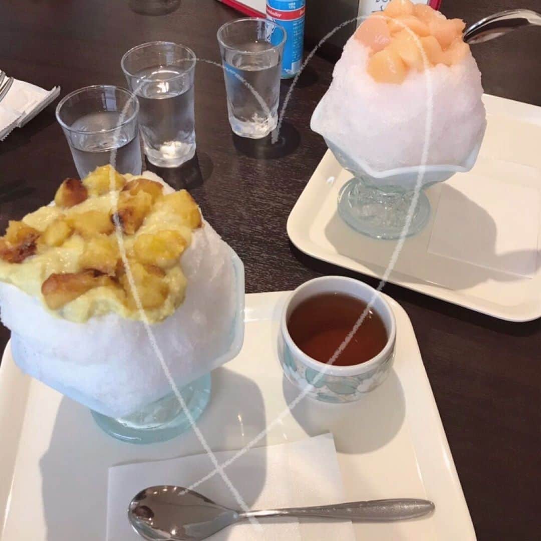 太田雫さんのインスタグラム写真 - (太田雫Instagram)「昨日は投稿出来なくてごめんなさい🙇‍♀️🙇‍♀️ ・ ・ 昨年の夏にお友達家族と旅行した時に食べたかき氷🍧 ・焼き芋 ・桃 だよー✨ 焼き芋のかき氷がめっちゃ美味しくて家族でビックリしました！ ・ 他に苺とキウイのかき氷も食べたんだけど、写真撮るの忘れちゃった💦（ ; ; ） ・ また食べたいなぁ🤤🤤 ・ #ニコラ#太田雫 #かき氷#焼き芋#桃#旅行#🍧」7月10日 19時51分 - _shizukuota