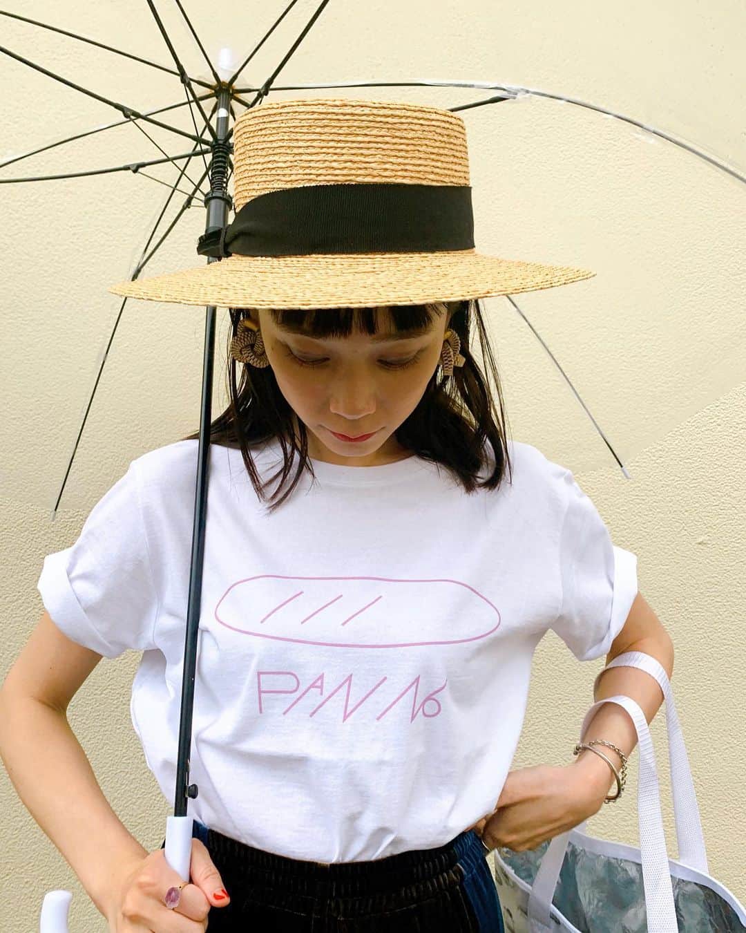 山野ゆりのインスタグラム：「@stylevoice_official のチャリティーTシャツの企画に参加しました。  サスティナブルがテーマだったのですが、私にとって持続可能な取り組みって何かな？と考えた時に1番にパンの事が思い浮かびました。 パンを含め、日本の年間食品ロスの量は643万トンと推計されており、日本の人口1人当たりの食品ロス量は年間約51キログラムだそうです。食べられるのに捨てられてしまう食品達がある事を知る事、それをファッションを通して少しでも多くの人に知ってもらう事、それが今回のチャリティープロジェクトで私に出来る小さな一歩な気がしました。  Tシャツの素材もすごくしっかりしてるの！水をほとんど使わず、染色もしないで糸にするエコロジー素材のリサイクル糸を使用してるんだって。あと面白いのが洗濯ネットがついてくるの。購入後もTシャツを大切にしてねっていうメッセージ。すてきすてき♡  売上の一部は一般社団法人「more trees」の活動に寄付をし環境保護へ貢献していきます。  PANNO（事を考えよう）Tシャツ🍞 ちなみに私が着ているのはレディースのエムサイズです。メンズもあるので彼や旦那様に無理やりあげちゃって下さい。😂プロフィールからも飛べるので是非お願いします♡  イヤリングはお気に入りの　@chikakoyajima ♡♡♡  #チャリティーtシャツ #パン #サスティナブル#フードロス」