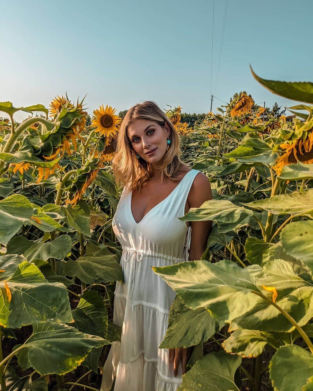 Ashley Jamesさんのインスタグラム写真 - (Ashley JamesInstagram)「"Sunflowers end up facing the sun, but they go through a lot of dirt to find their way there." 🌻❤️ I've been on the hunt for a while for perfect summer dresses that work with my body shape: big boobs and a small waist. I've been doing a lot of try-ons on stories, and I'm sure everyone with the same body shape as me knows how hard it is to find a dress that actually works. They're either too low (a bit obscene and too inviting for the catcallers), too high (a bit frumpy!), too baggy (a bag of potatoes), too frilly (really need that extra material over the boobs)... Anyway, I've found a few gems, like this dreamy dress from @leol_thelabel. It's floaty but has ties under the boobs and at the sides so you can show off your waist. It's so nice to find a boho dress that works. ✨❤️ In other news, I'm discussing ghosting over on my stories... ✨」7月10日 20時12分 - ashleylouisejames