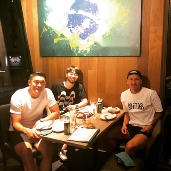 森岡薫のインスタグラム：「久しぶりのシュラスコ🍖  Con buena compañía!!!!  #churrasco  #quebom  #amigos #friends #futsalfriends  #俺のTシャツどお？」